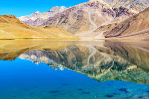 Manali to Chandratal Lake Tempo Traveller