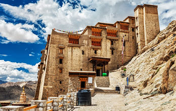 Manali to Leh Taxi